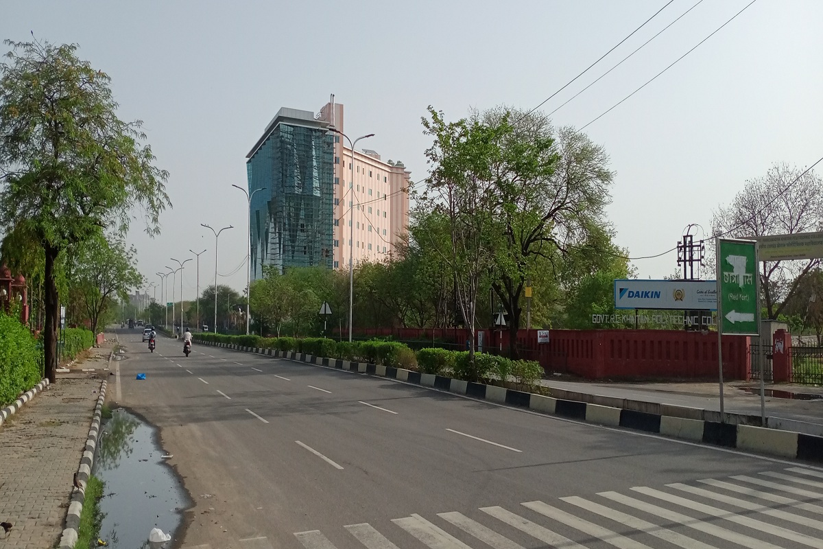 Jaipur Weather : जयपुर में मौसम का मिजाज गर्म, सवेरे से ही तीखी धूप कर रही
परेशान