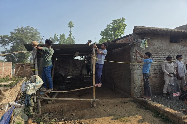 Bulldozer Action in Ambikapur: अवैध कब्जे पर चला बुलडोजर... प्रशासन ने तोड़े 39 मकान, रोते-बिलखते रहे लोग, देखें तस्वीरें
