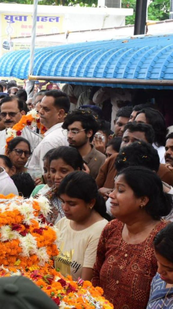 पंचतत्व में विलीन हुए शहीद ASP आकाश राव गिरिपुंजे, तिरंगे से लिपटकर पत्नी ने दी विदाई