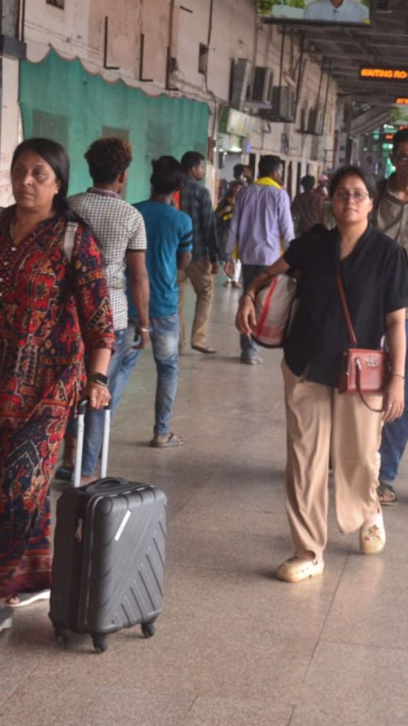 वापसी की ट्रेनों में यात्रियों की बढ़ी भीड़, कमाने खाने गए लोग दूसरे राज्यों से लौटने लगे
