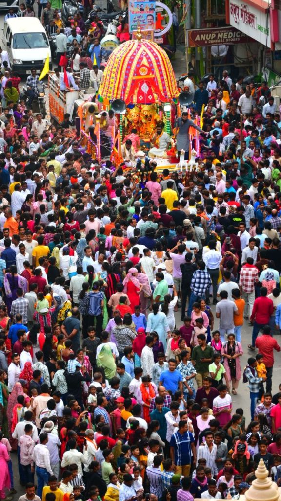 भक्तों को दर्शन देने निकले भगवान जगन्नाथ, उमड़ा आस्था का सैलाब
