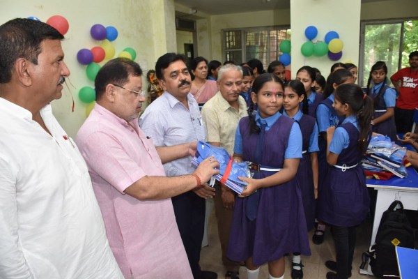 Shala Utsav: राजधानी के स्कूलों में मनाया गया प्रवेश उत्सव, छात्रों में दिखा गजब का उत्साह, देखें तस्वीरें