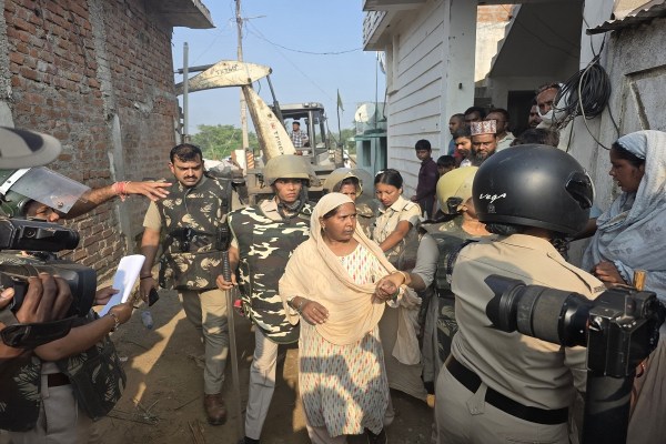 Bulldozer Action in Ambikapur: अवैध कब्जे पर चला बुलडोजर... प्रशासन ने तोड़े 39 मकान, रोते-बिलखते रहे लोग, देखें तस्वीरें
