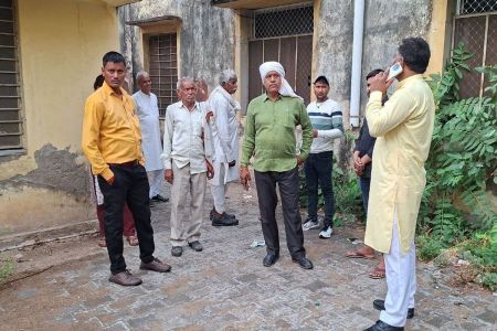 विद्युत पोल गाड़ते समय करंट लगने से चाचा-भतीजे की मौत Uncle and nephew died due to electric shock while digging an electric pole