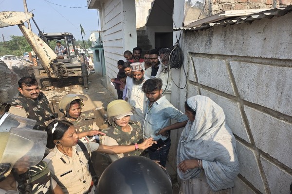 Bulldozer Action in Ambikapur: अवैध कब्जे पर चला बुलडोजर... प्रशासन ने तोड़े 39 मकान, रोते-बिलखते रहे लोग, देखें तस्वीरें
