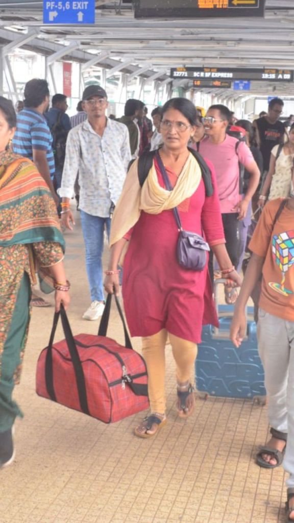 वापसी की ट्रेनों में यात्रियों की बढ़ी भीड़, कमाने खाने गए लोग दूसरे राज्यों से लौटने लगे
