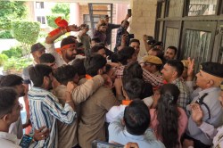 राजस्थान की इस यूनिवर्सिटी में ABVP का हंगामा, पुलिस-छात्रों में धक्का-मुक्की,
सचिवालय गेट के टूटे कांच - image