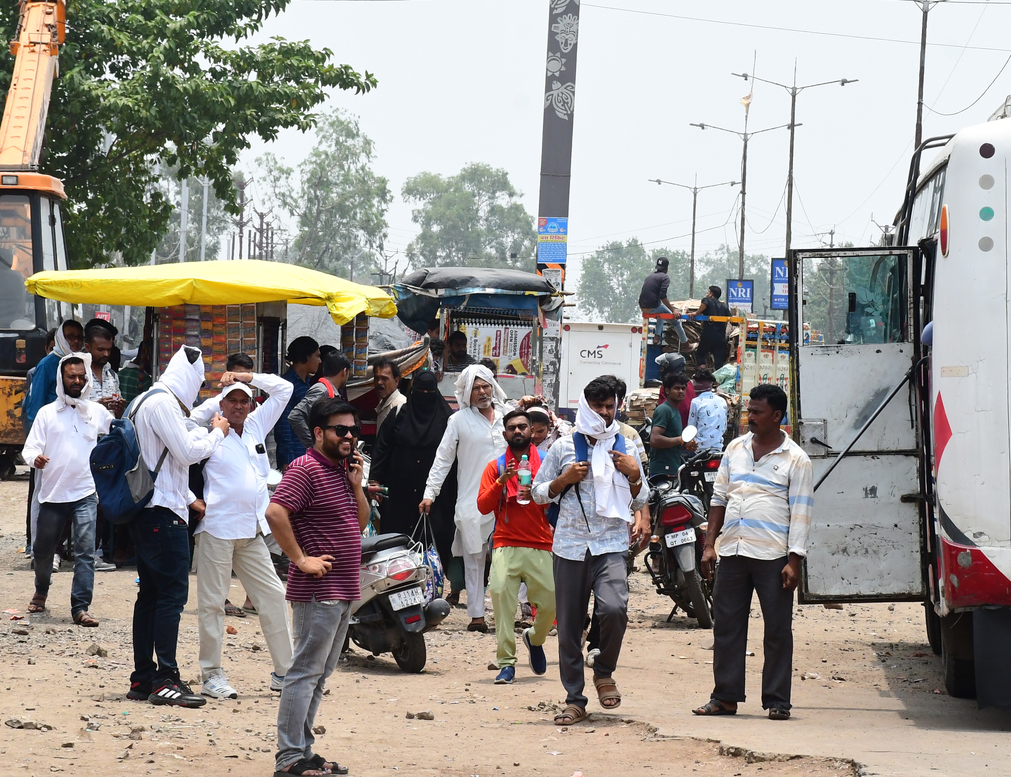 भोपाल.पत्रिका लाइवभीषण गर्मी से भोपाल रेलवे स्टेशन नादरा बस स्टैंड और नगर निगम
द्वारा पेयजल/ छांव/सिग्नल पर धूप में इंतजार करते हुए लोग परेशान फोटो देखे