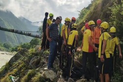Rudraprayag Accident: बद्रीनाथ के लिए निकले, नदी में समा गई बस, परिचित-रिश्तेदार
चिंतित, देर रात पहुंचे रुद्रप्रयाग - image