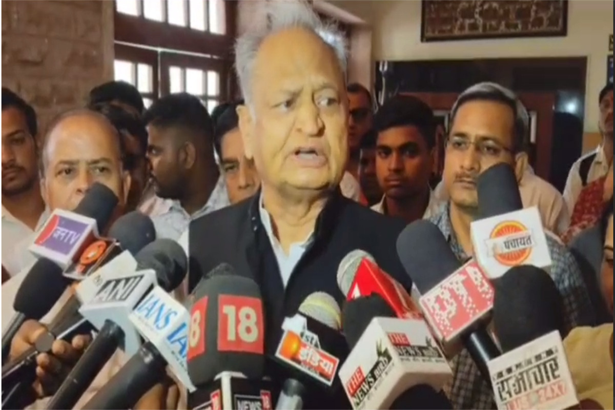 Rajasthan Politics: राजस्थान में अब स्कूल भवन पर गर्माई राजनीति, पूर्व सीएम अशोक
गहलोत ने कार्यक्रम किया निरस्त