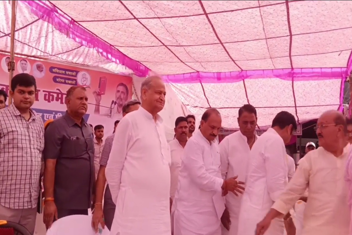 Rajasthan: प्रतापगढ़ की सभा में पहुंचे थे गहलोत, दर्दनाक विमान हादसे की जानकारी
मिली, कांग्रेस के सभी कार्यक्रम रद्द