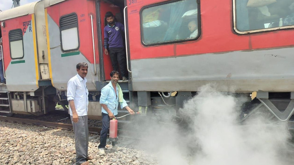 अवध एक्सप्रेस के एसी कोच के पहिए से निकला धुआं, घबराए यात्री ट्रेन से उतरे