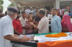 JAIPUR: विवाद में साथी जवान ने कर दी फायरिंग, 5 गोलियां लगने से BSF जवान रतन
सिंह की मौत, सैन्य सम्मान से हुआ अंतिम संस्कार - image