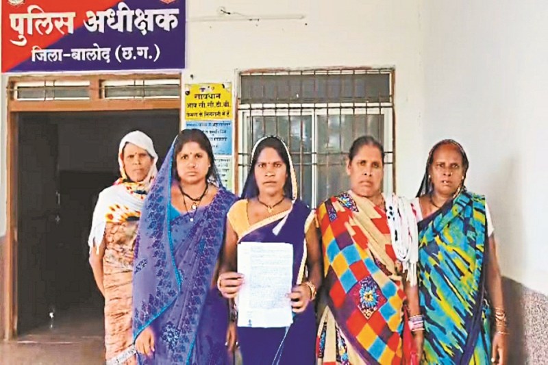 ग्रामीण महिलाओं ने ज्ञापन सौंपा (फोटो सोर्स- पत्रिका)