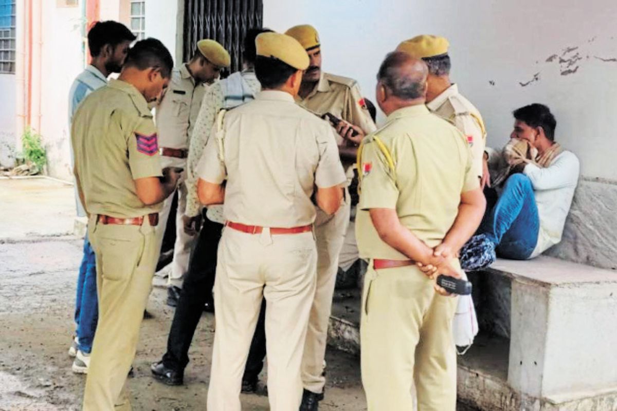 Rajasthan: बेटी को भगाकर ले जाने की बात सुनते ही मां ने किया सुसाइड, फूट-फूटकर
रोता रहा पिता