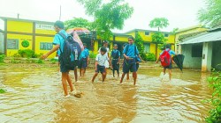 झमाझम बारिश से स्कूल परिसरों में भरा पानी, बच्चों को हुई परेशानी - image