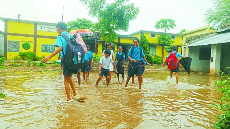 बालोद जिले में बीती रात 12 से सोमवार सुबह 9 बजे तक लगभग 10 घंटे तक झमाझम व तेज बारिश हुई। इस मानसून सीजन की सबसे तेज बारिश है। सोमवार को जिले में 51.4 मिमी औसत बारिश दर्ज की गई।