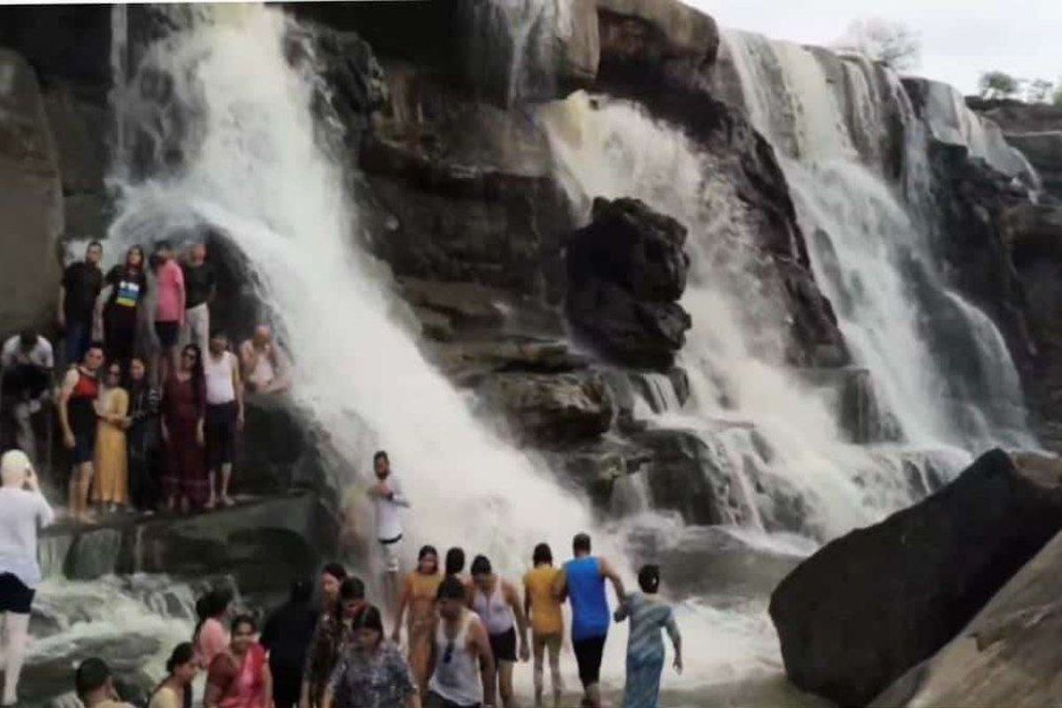 बारिश में पर्यटकों के बीच भड़क रहा……भड़क जलप्रपात……