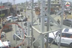 Rajasthan: पुलिसकर्मी पर गाड़ी चढ़ाने की कोशिश, भागने के चक्कर में ट्रक-स्कूटी
को मारी टक्कर; सामने आया वीडियो - image
