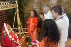 ऋषिकेश पहुंचे बोनी कपूर और अनिल कपूर, मां निर्मल कपूर के लिए की पूजा-अर्चना - image