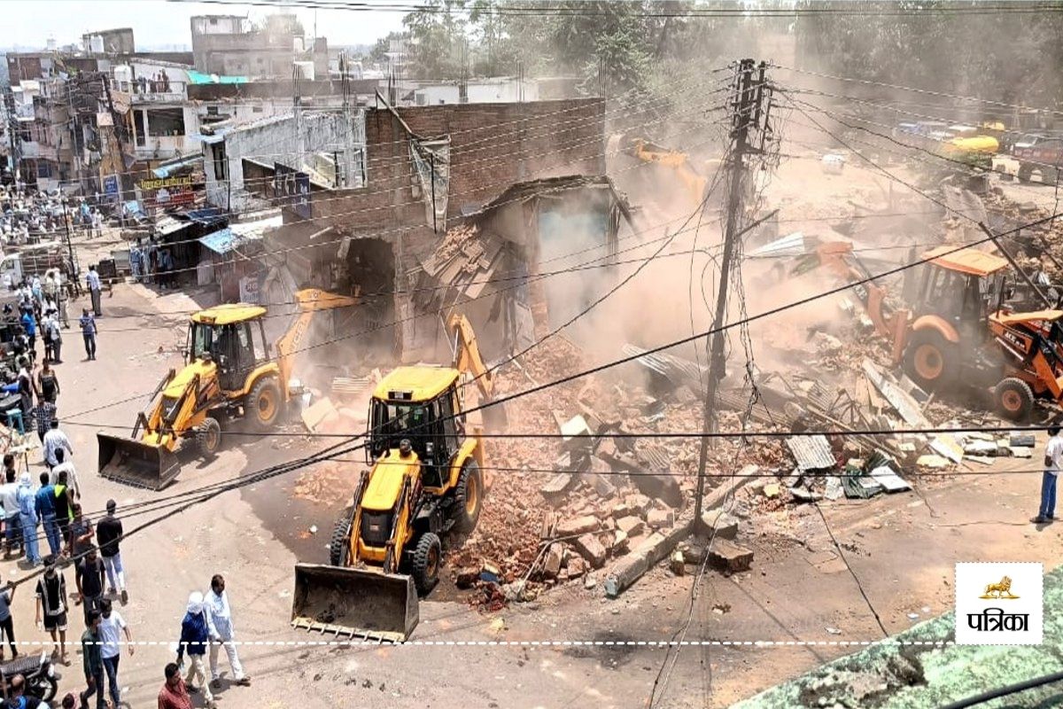 Bulldozer action: भूपेंद्र क्लब पर अतिक्रमण मामला: प्रशासनिक टीम ने 4 बूलडोजर
चलाकर 23 दुकानों को ढहाया