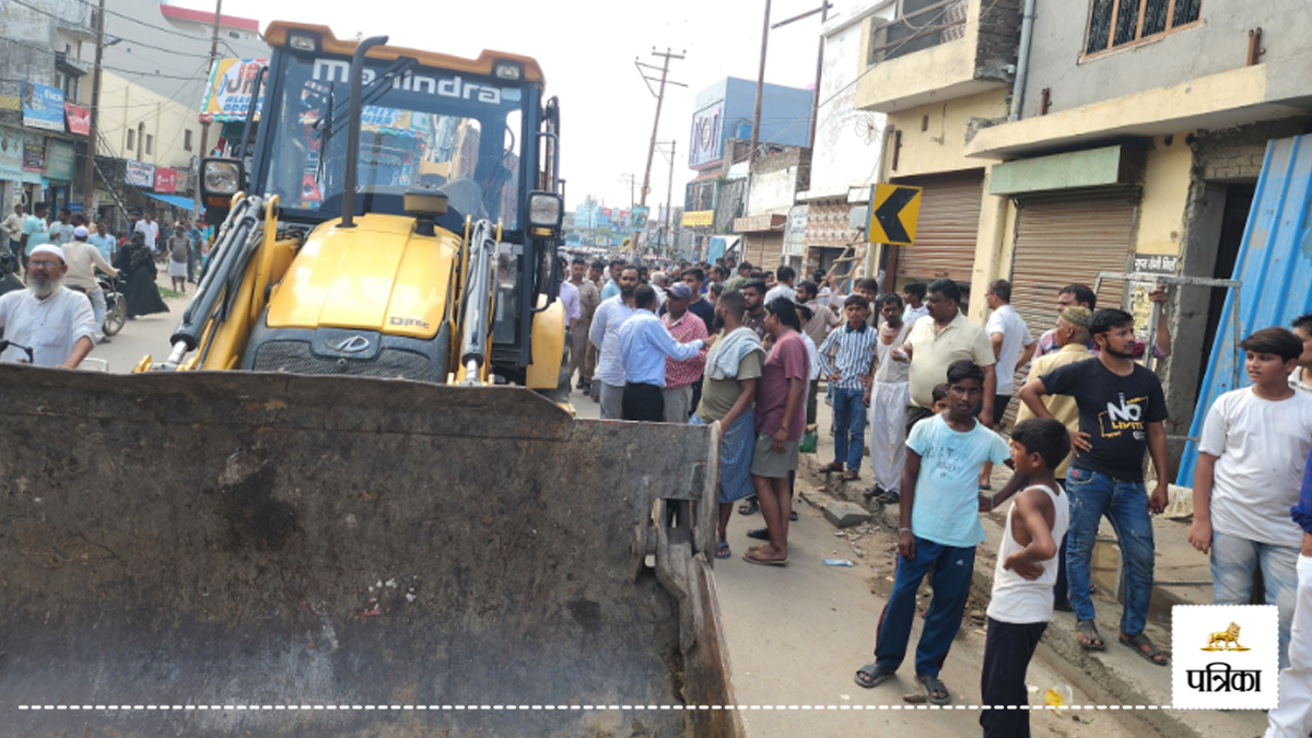 Bulldozer action against encroachment in Faridabad