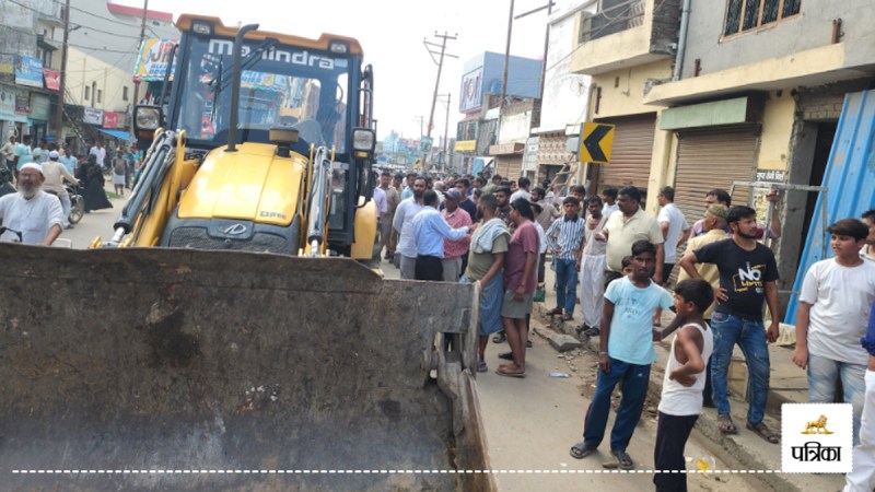 Bulldozer action against encroachment in Faridabad
