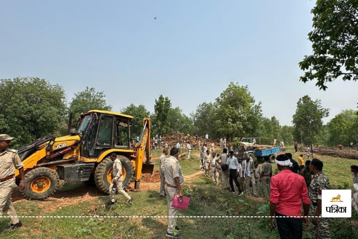 Bulldozer action: 100 एकड़ वन भूमि पर कब्जा कर बना लिया था मकान, प्रशासनिक टीम
ने बुलडोजर चलाकर कराया मुक्त