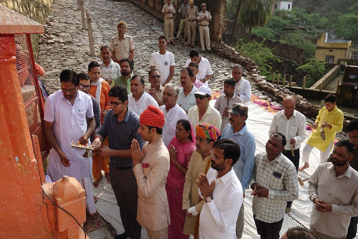 गढ़ गणेश की पूजा-अर्चना, बज उठी शहनाई