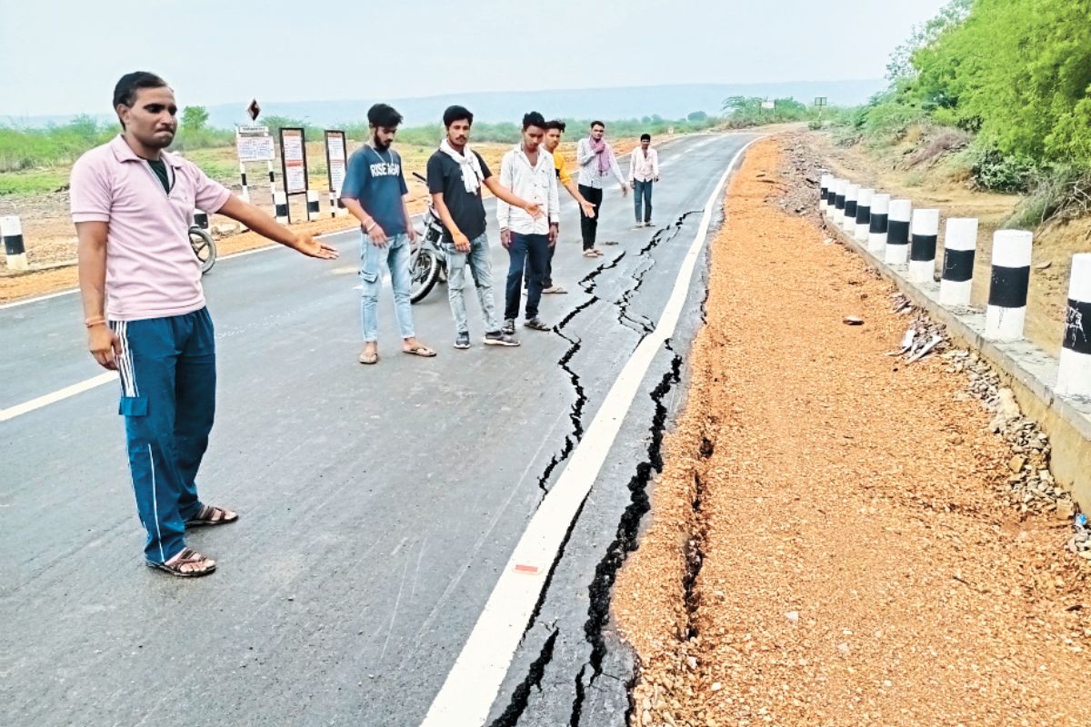 Bundi: पहली बारिश में ही खुल गई पोल, 14 करोड़ की लागत से बनी सड़क पर आई दरारें
