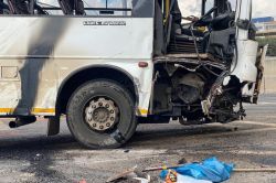 Big Accident: शिरडी जा रही बस की आम से भरे ट्रक से भीषण टक्कर, 3 लोगों की मौत,
10 घायल - image