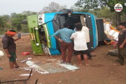 Bus accident: यात्रियों से भरी बस पलटी, महिला की मौत, 4 महिलाओं समेत 6 घायल,
पहुंचे विधायक - image