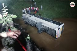 SECL bus accident: Video: कॉलरी कर्मियों से भरी बस पुलिया से नीचे नदी में गिरी,
दबकर ड्राइवर की मौत, 13 घायल - image