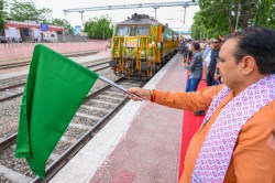 भजनलाल सरकार की राजस्थान के बुजुर्गों को अनूठी सौगात, फ्री में करवा रही
तीर्थयात्रा; पहली AC ट्रेन रवाना - image
