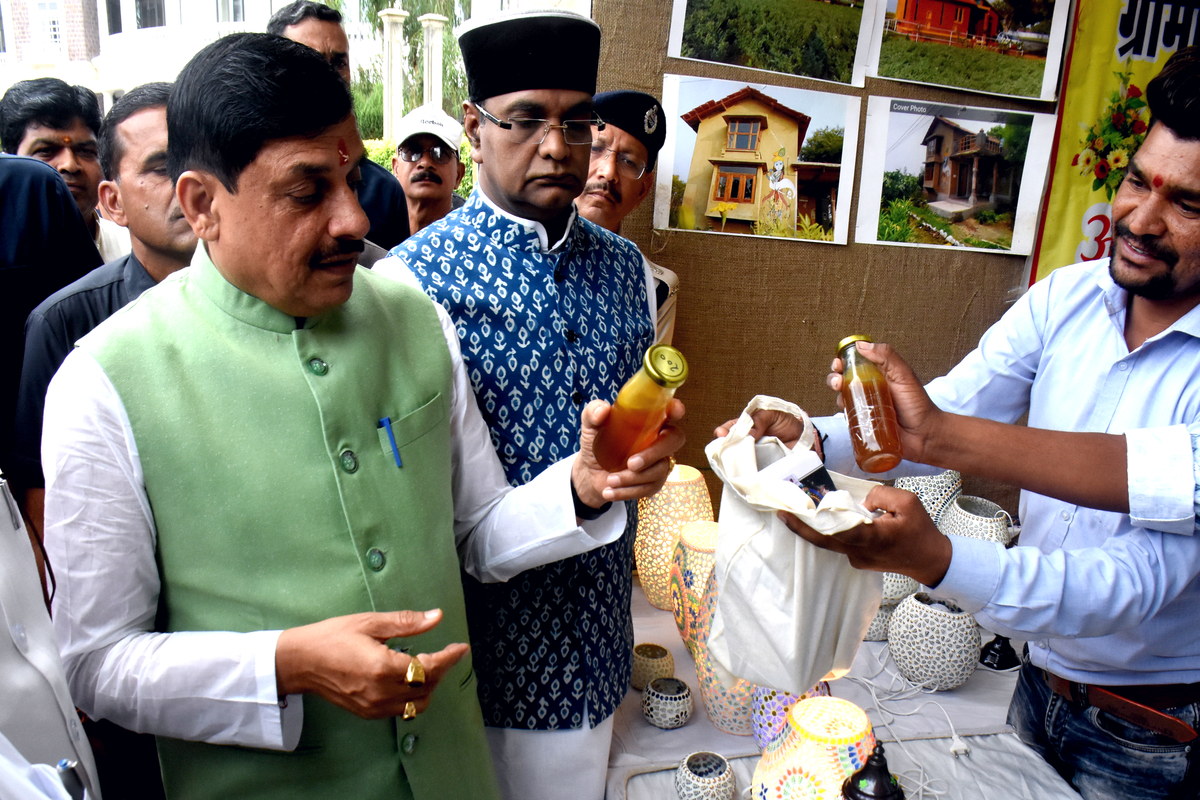 भोपाल,आज कुशाभाऊ ठाकरे भवन में पर्यटन विभाग के कार्यक्रम ग्रामीण रंग -पर्यटन संग
में मुख्यमंत्री मोहन यादव ने ग्रामीण अंचल से आए स्वदेशी वस्तुओं के मेले का भ्रमण
किया।  इस दौरान उन्होंने कभी स्वयं को मुखौटा पहनाया तो कभी  चक्के पर मिट्टी से
शिवलिंग बनाया और ग्रामीणों को प्रोत्साहित किया। फोटो सुभाष ठाकुर