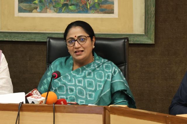 CM Rekha Gupta: 12 सौ की क्षमता में 3200 छात्र देख फूटा सीएम रेखा गुप्ता का गुस्सा, बोलीं-मैं हैरान हूं…
