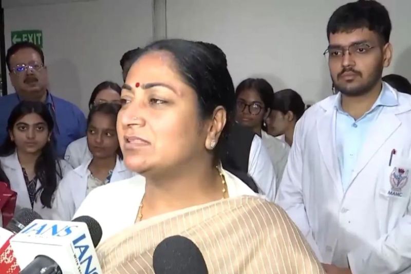 CM Rekha Gupta: 12 सौ की क्षमता में 3200 छात्र देख फूटा सीएम रेखा गुप्ता का गुस्सा, बोलीं-मैं हैरान हूं…