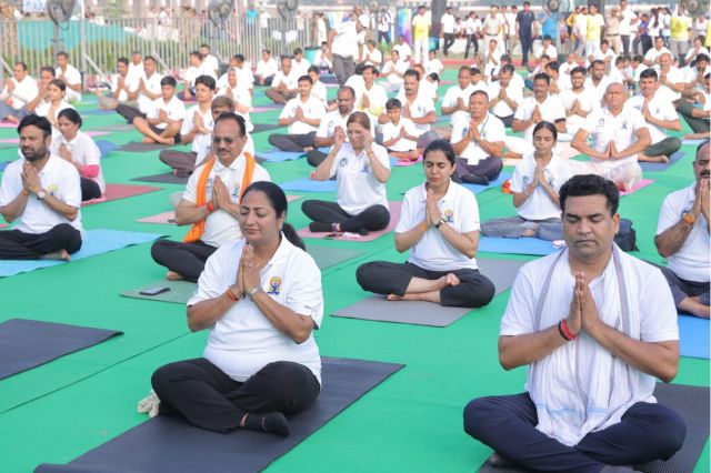 World Yoga Day in Delhi: विश्व योग दिवस पर सीएम रेखा गुप्ता ने दिल्लीवासियों से की खास अपील, आतिशी क्या बोलीं?