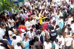 विमान हादसा: आधार कार्ड अपडेट कराने गए चावड़ा दंपत्ति की मौत, शव घर पहुंचने पर
पसरा मातम - image