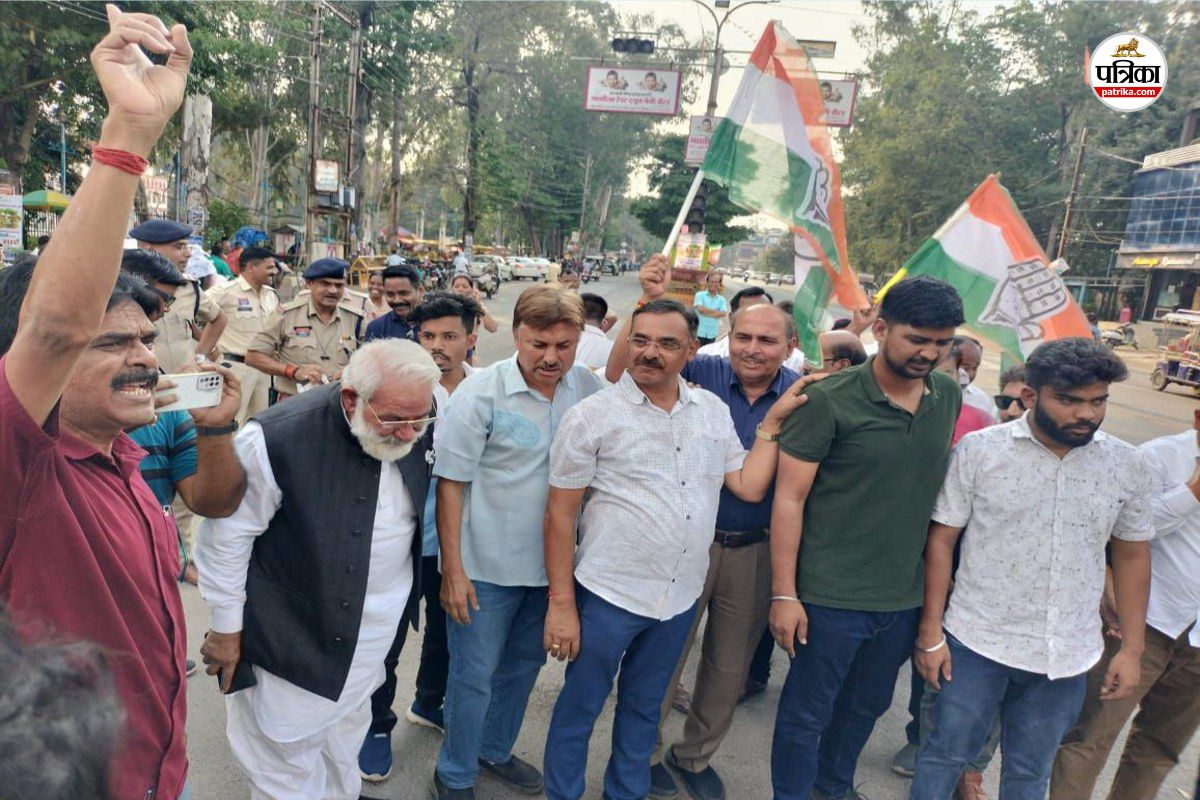 Congress protest: ईडी ने कांग्रेस दफ्तर को किया अटैच, कार्रवाई के खिलाफ
कांग्रेसियों ने किया विरोध-प्रदर्शन