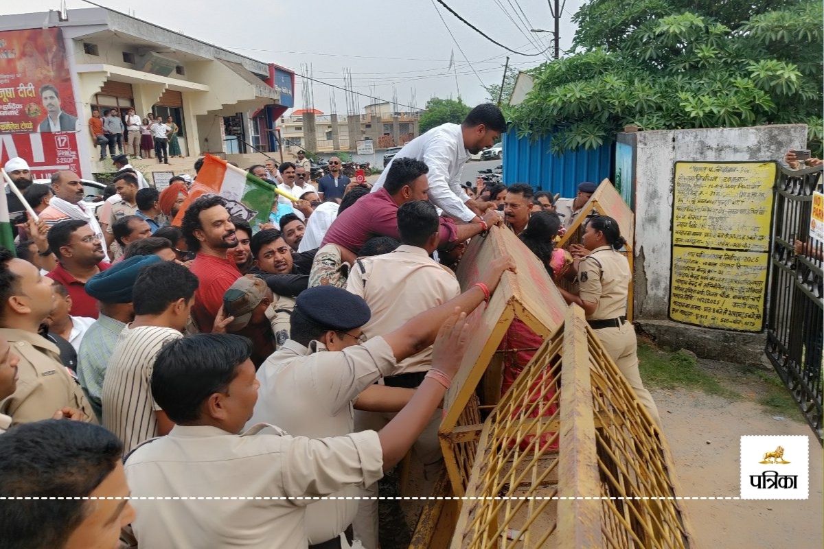 Protest of Rationalization: Video: युक्तियुक्तकरण के विरोध में BEO दफ्तर का
घेराव करने जा रहे कांग्रेसियों की पुलिस से झूमाझटकी, बेरिकेड तोडक़र घुसे