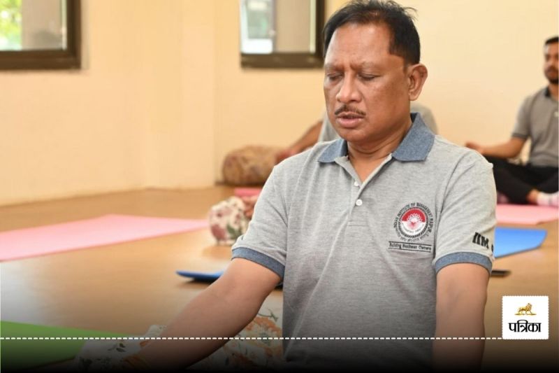 CM साय समेत मंत्रियों ने किया योगाभ्यास (फोटो सोर्स- पत्रिका)