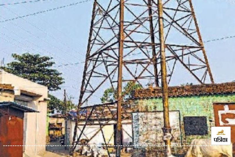 हाईटेंशन टॉवर के नीचे बसी बस्ती(photo-patrika)