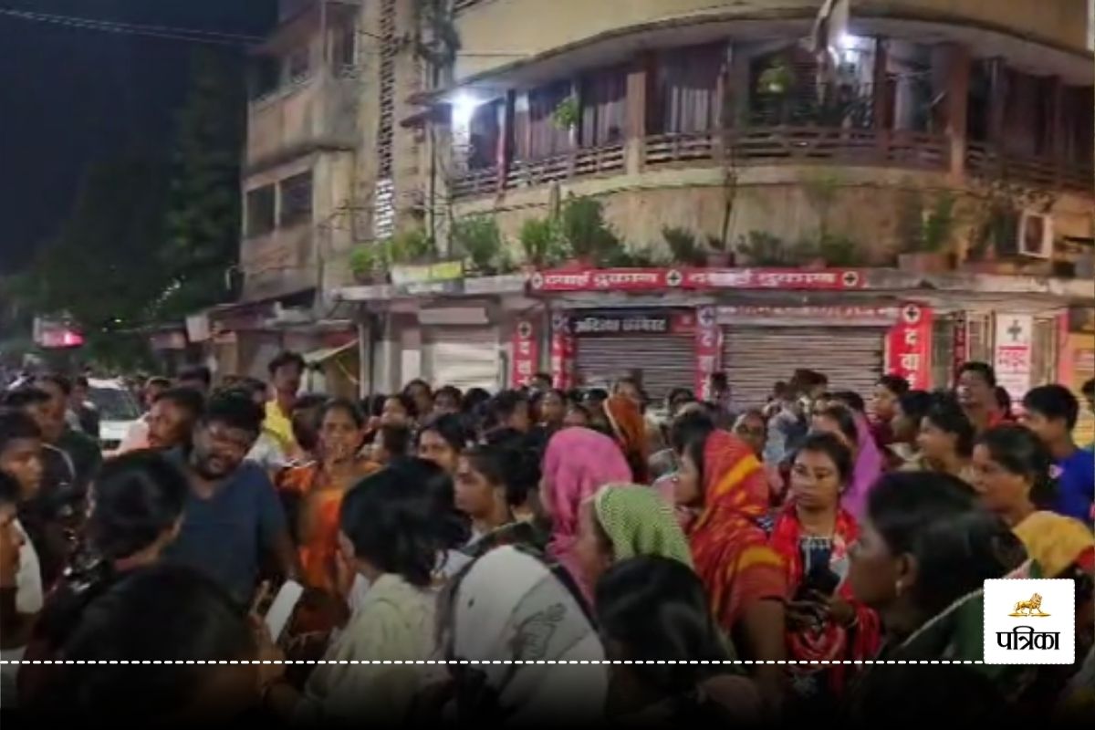 देर रात कलेक्टर बंगले का किया घेराव