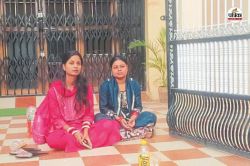 धरने पर बैठी बहुएं… तहसीलदार और उनके माता-पिता पर लगाया प्रताड़ना का आरोप, बोली-
मेरे पति बात नहीं कर रहे… - image