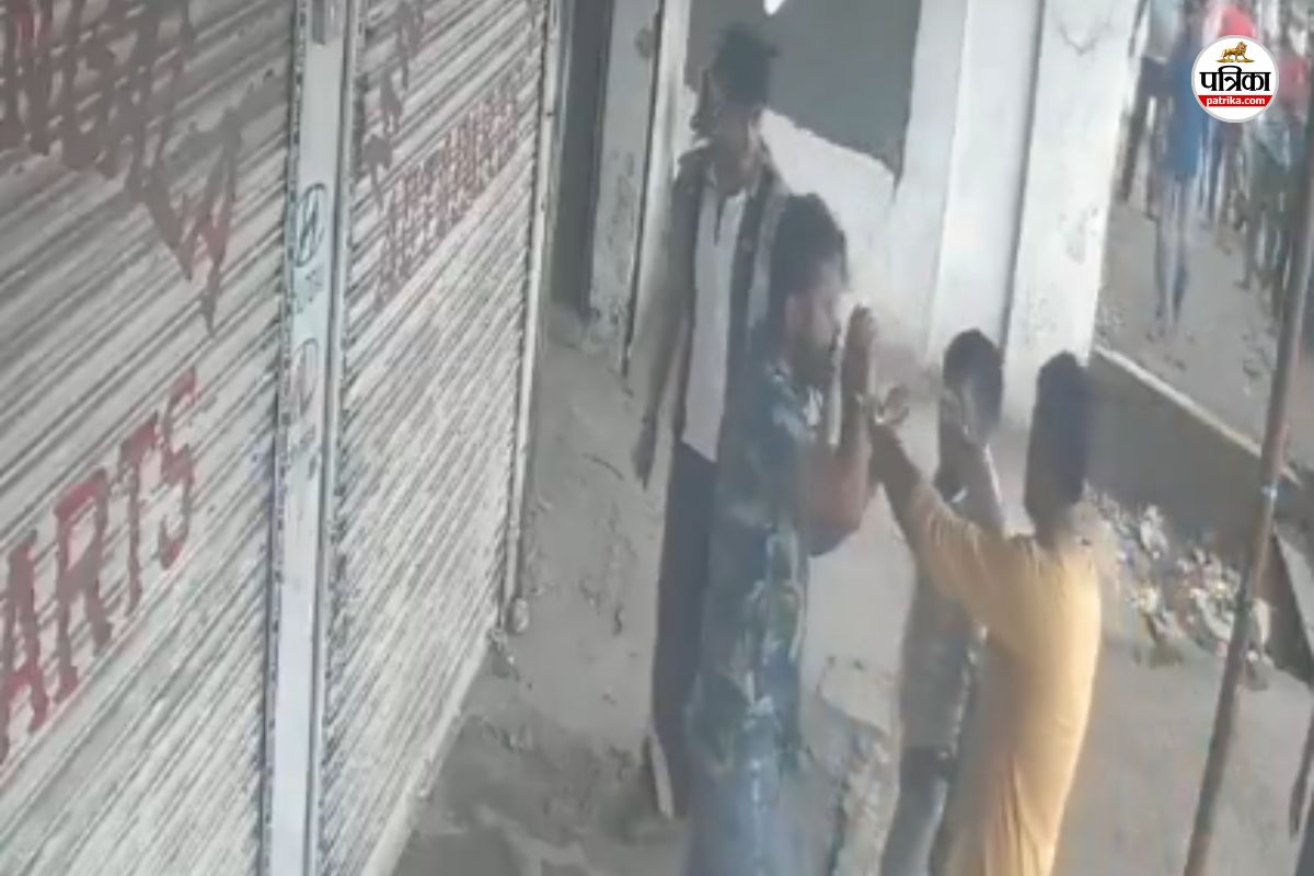 वारदात: आधी रात को खाना मांगा, नहीं मिला तो ढाबा संचालक व भाई को जमकर पीटा,
देखें VIDEO