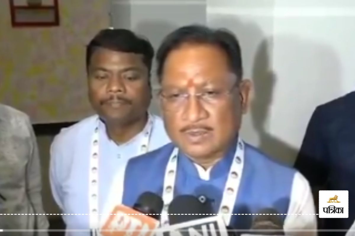 IED ब्लास्ट में शहीद एडिशनल SP को विनम्र श्रद्धांजलि, CM ने क्या कहा, देखें
VIDEO