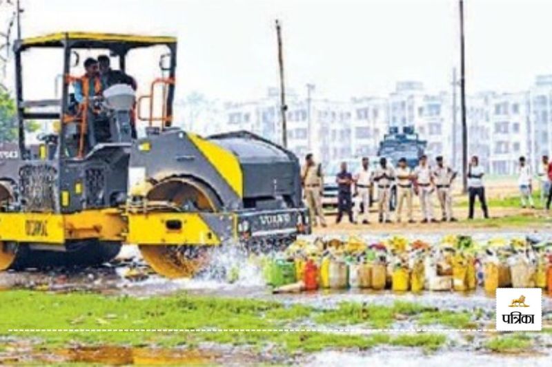 10 हजार लीटर शराब को किया गया नष्ट(photo-patrika)