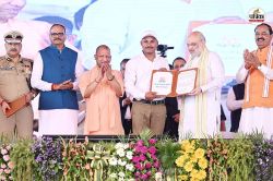 अमित शाह के बयान से उठा राजनीतिक तूफान, केशव प्रसाद को ‘मित्र’ कहने पर अखिलेश
यादव ने कसा तंज - image
