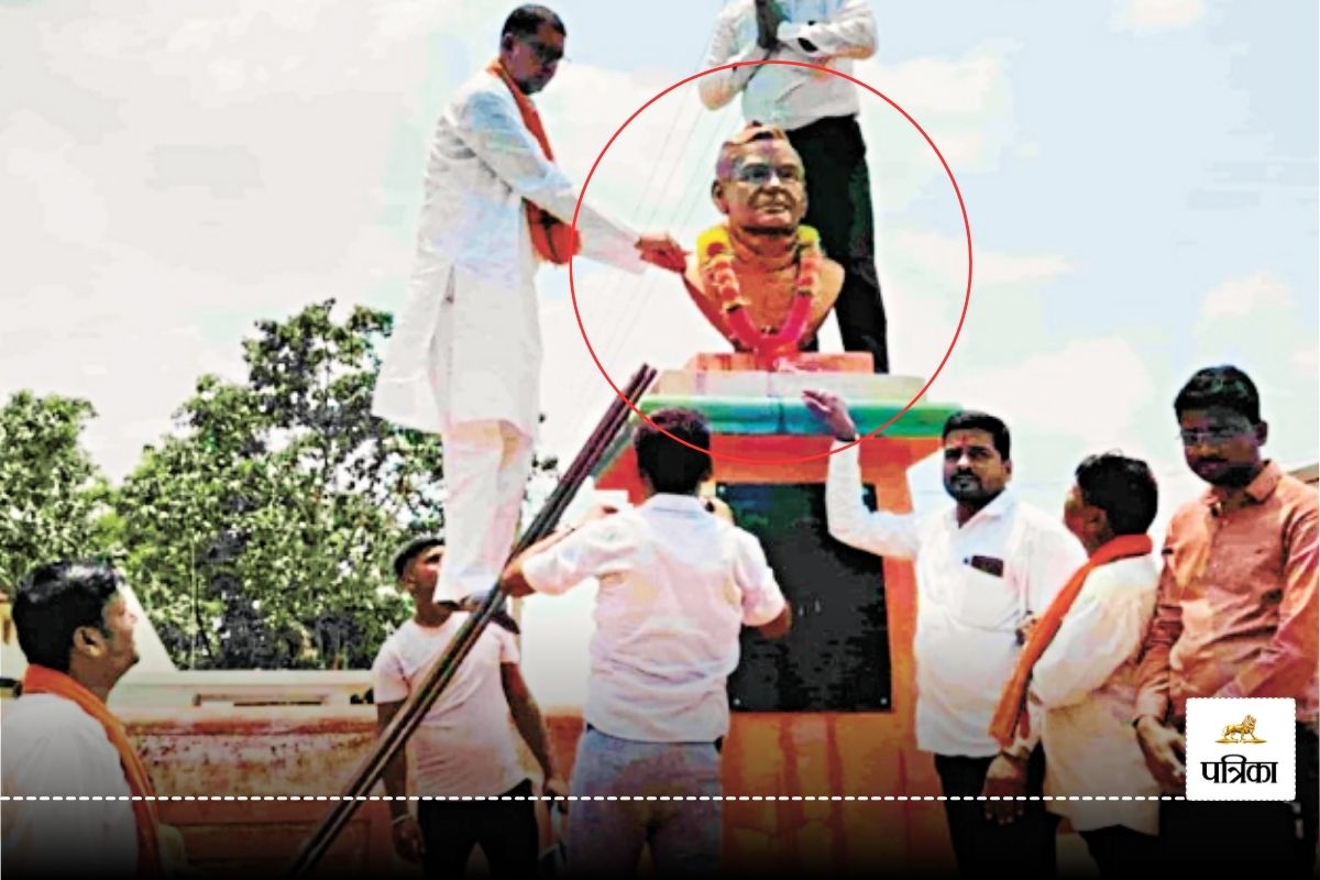 पूर्व प्रधानमंत्री अटल की प्रतिमा का अपमान (फोटो सोर्स- पत्रिका)